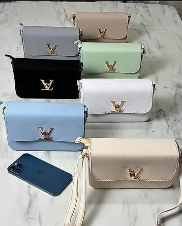 Qadın üçün dəbli çanta kolleksiyası Model 1 – zəncirli emblemli