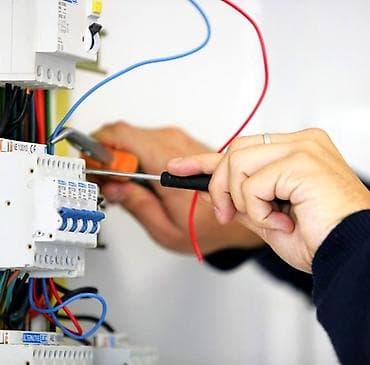 Elektrik ustasi unvana gelib problemin hellini aradan qaldiririq