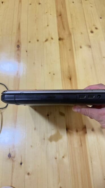 зарядное для ноутбука: HP brendinə məxsus noutbuk. Gümüşü rəngli üst qapağa və qara alt — 5