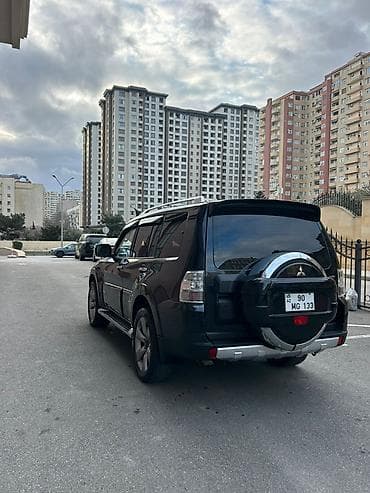 x5 bmw 2000: Mitsubishi Pajero (qara rəng, 5 qapı, iri SUV) Xüsusiyyətlər: - Tam — 2