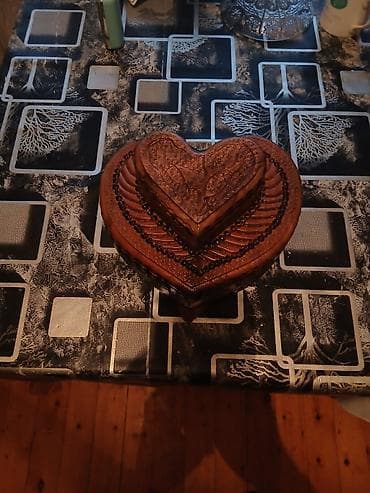 stul uzukleri: Ürünün təsviri: - Ağacdan əl işidir, ürək formasında çoxmərtəbəli — 1