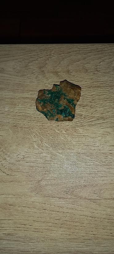 dekor daşı: Mineral nümunəsi – təbii yaşıl-mavi kristalli damarları olan qəhvəyi — 4