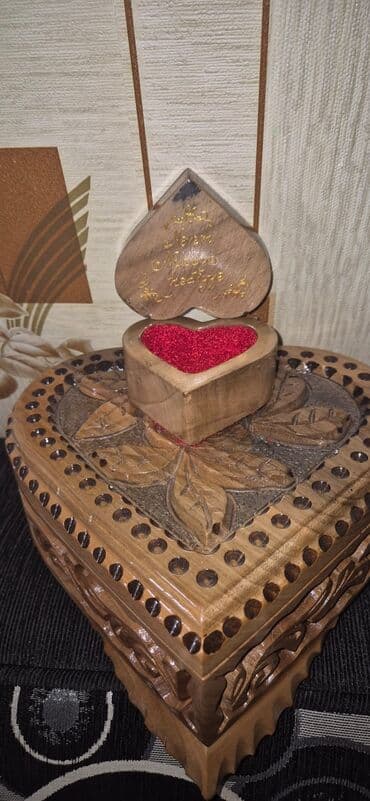 Mücrü Zinət əşyaları üçün, Taxta