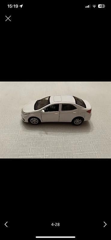 demir halqa: Ağ rəngli sedan tipli metal oyuncaq avtomobil maketi - Realistik — 4