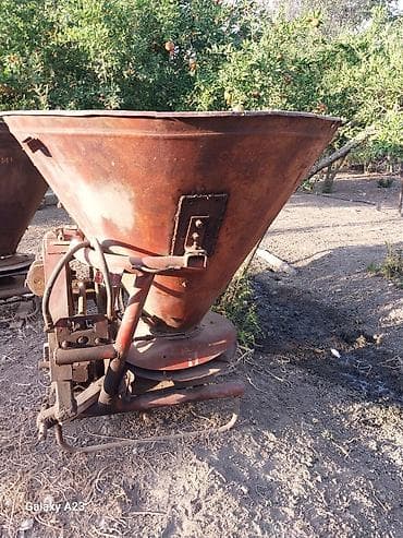 Traktora qoşulan mineral gübrə səpən aparat - Üstdən yükləməli, iri