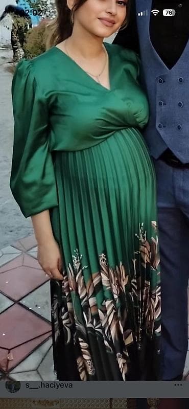 Yaşıl rəngli hamilə paltarı - Model: Uzun, plisəli ətəkli, V-yaxa