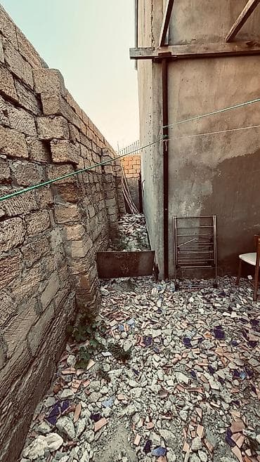 qaraj icarə: Həyətyanı sahəsi və yarımçıq tikili - Dəmir giriş qapısı və daş hasar — 6
