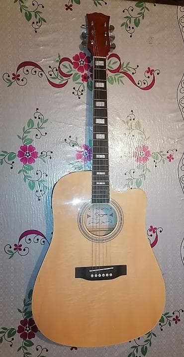 Akustik gitara satılır idial vəziyyətdədir problemi yoxdu üstündə