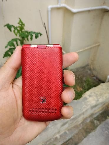Qırmızı rəngdə qapaqlı düyməli telefon - Korpus: xırda naxışlı