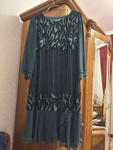 Şık qadın paltarı – tünd yaşıl/mərcan-yaşıl tonlarda - Model: Dizüstü — 2