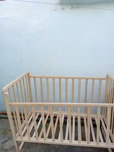 uşaq yelənçəyi: Oğlan və qız üçün, İşlənmiş, Dördbucaq, Beşik, Dəstsiz, Matrassız, Yellənmə mexanizmsiz — 1