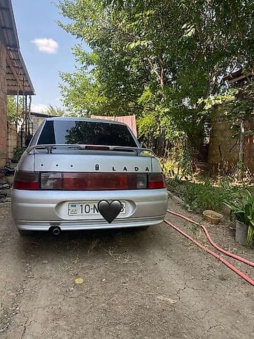 yer şumluyan: Lada 2110 sedan – gümüşü rəng. - Kuzov: 4 qapılı sedan, ön və arxa — 2