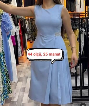 uzun donlar 2022: Açıq mavi rəngdə, dizə qədər olan, qolsuz don. Donun bel hissəsində — 1