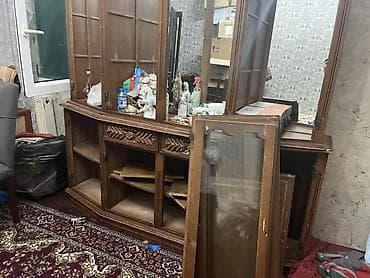 iskaf: Klassik üslubda taxtadan hazırlanmış böyük güzgülü vitrin/bufet dəsti — 1