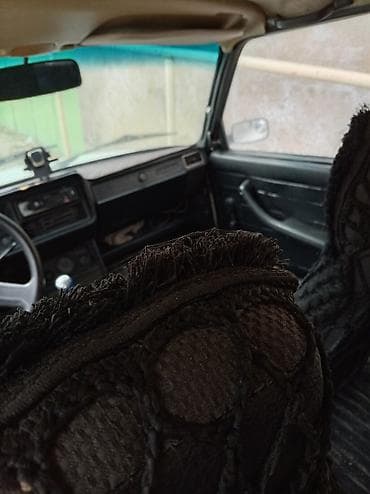 zil 5301 satilir: LADA 2107, ağ rəng, sedan. Texniki xüsusiyyətlər: - Benzin mühərriki — 3