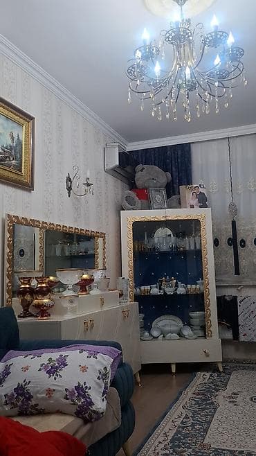 qonaq dəsti: Qonaq otağı üçün klassik üslubda mebel dəsti Tərkib: - Vitrin: Önü — 5