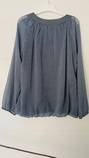 uzyn koynek fasonlar: Mavi tonlarda naxışlı, uzunqol qadın bluzası. Kvadrat formalı yaxa — 2