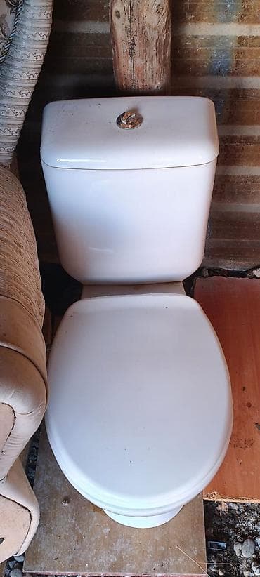 - Ağ rəngli ikiqablı unitaz komplekti: çən, kasa və yumşaq qapaq