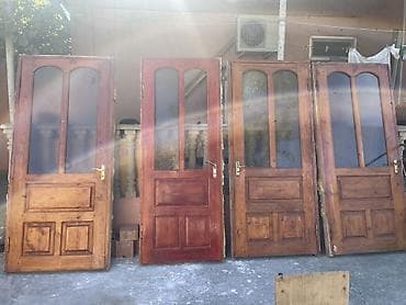 Taxta şüşəli qapılar- 4 ədəd. Səliqəli, yaxşı vəziyyətdədilər. Birinin — 1