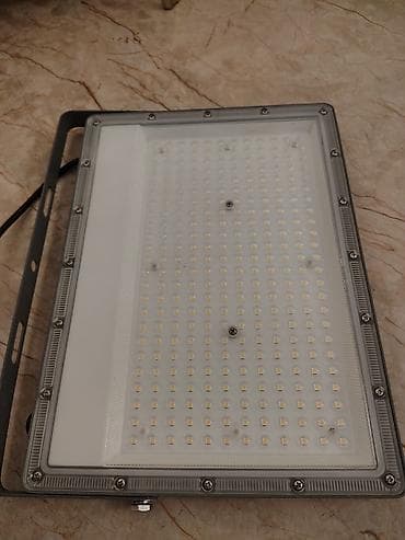 projektor işıq: 200W gücündə LED proyektor. cox az işlenib isial veziyetdedi TR LIGHT — 1