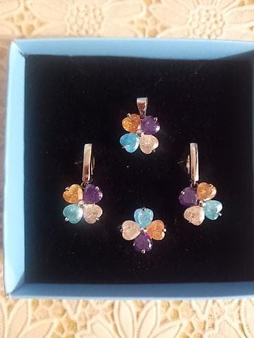 mini çanta: Paslanmaz metaldan rəngli qaşlarla üzük, sırğa, klon dəsti. Və ayrıca — 3