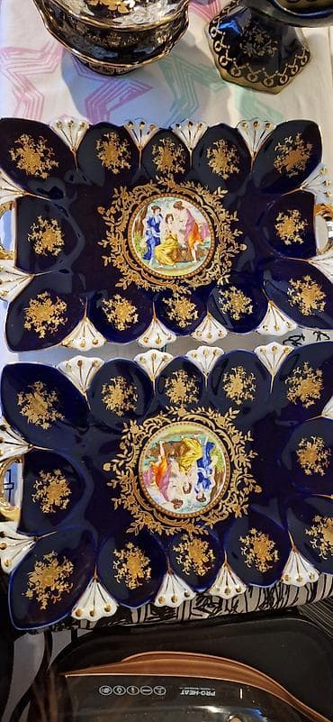 Qızılı naxışlı, kobalt-mavi rəngli dekorativ porselen qablar dəsti. -