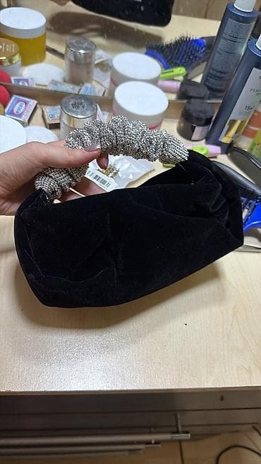 Сумки: Qadın üçün dəbli çanta - Material: yumşaq məxməri korpus, qara rəng - — 1