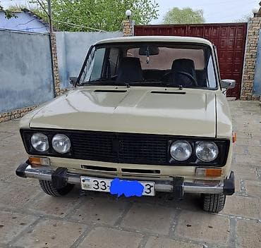 VAZ 2106 sedan, bej rəng. Klassik kuzov dizaynı, xrom ön və arxa