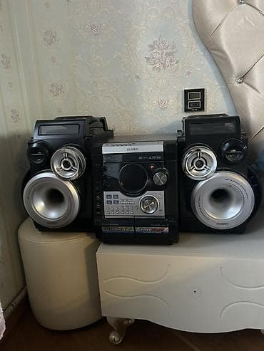 samaung s8: Samsung mini Hi‑Fi musiqi mərkəzi Xüsusiyyətlər: - 3 blokdan ibarət — 1