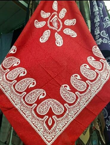 женские красные шарфы: Kəlağayılar. Bu kəlağayıların içi boş K hərfi ilə yazılıdı. Materialı — 16