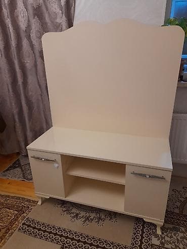 Otaq bitkiləri: Televizor altlığı. çox az işlənib.heç bir problemi yoxdur — 2