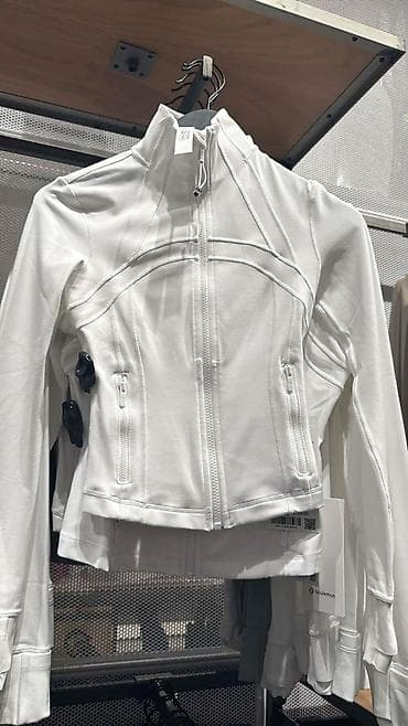 Ağ rəngli qadın idman/jaket üst geyimi - Model: yüksək yaxalı, ön — 1