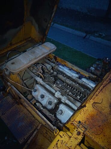 yer qazan traktor: Sarı rəngli iri ölçülü Kirovets tipli 4x4 təkərli traktor/artsı — 6