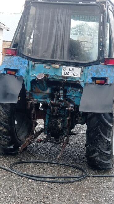 təkər traktor: Belarus MTZ tipli traktor - Korpus: kabinəli, mavi-qara rəng sxemi — 4