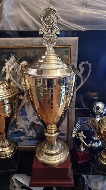 İncəsənət və kolleksiyalar: Məhsul: Futbol mövzulu mükafat kubok və heykəlciklər dəsti Təsvir: - — 1