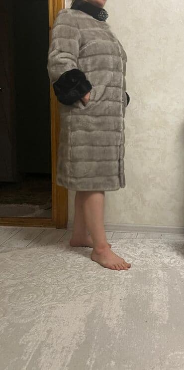 qara brilliant: Zərif qadın kürkü - Model: dizə qədər uzunluqda, bərkimiş üfüqi — 3