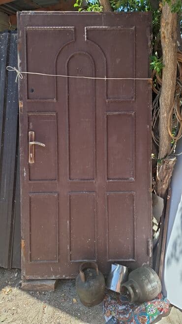 Giriş qapıları: Metal qapı. Mötəbər və dayanıqlı metal konstruksiyaya malikdir. Qapı — 1