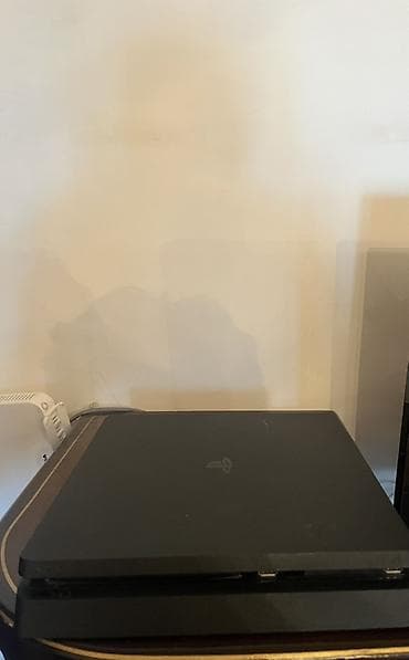 PlayStation 4 Slim (Proşifka) oyun konsolu - Rəng: qara, yuxarı