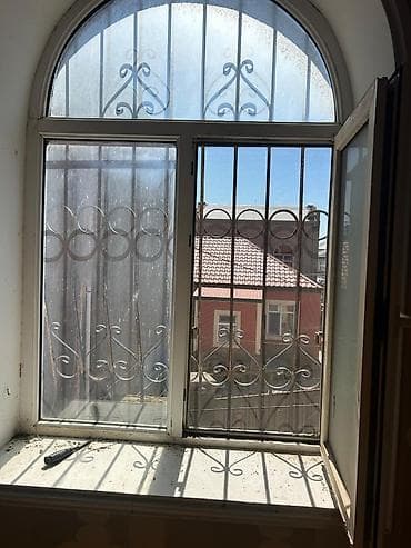 Dekorativ dəmir barmaqlıqlı pəncərə dəsti - Klassik tağvari üst — 1