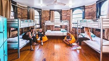 xirdalan hostel: Hostel - yataqxana - Geniş, işıqlı zal: hündür tavan, iri pəncərələr — 2