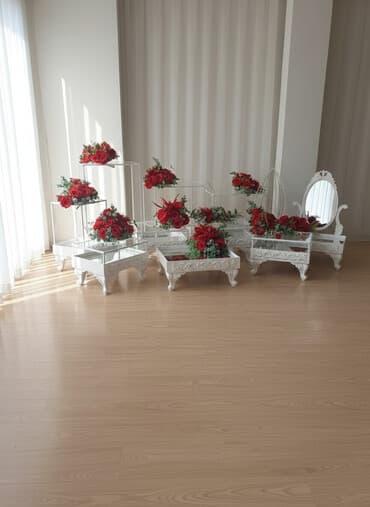 corek vitrini: Satış 690, kirayə 100 - Klassik barokko üslublu, ayaqlı ağ gövdə və — 2