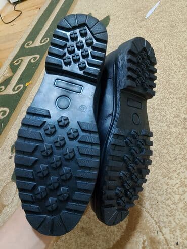 kişi botu: Qara dəridən klassik hərbi/taktiki üslubda bağlamaqlı botlar - — 5