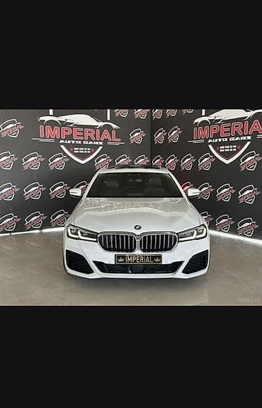 mercedes e class: BMW 5 Series (G30 LCI) – M paket sedan - Kuzov: ağ rəng, LCI — 1