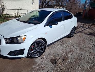 sukan satisi: Chevrolet Aveo sedan – ağ rəng, kompakt və iqtisadi şəhər avtomobili — 2