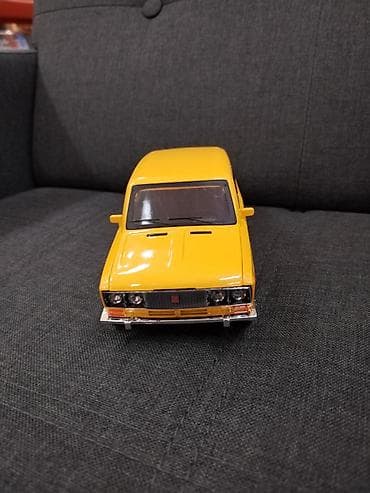 Sarı rəngli klassik sedan oyuncaq model avtomobil - Miqyas: təxmini — 2