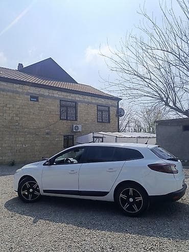 4 fəsil təkərlər: Renault Megane (universall/kombi), ağ rəng. Xüsusiyyətlər: - Kuzov: 5 — 4