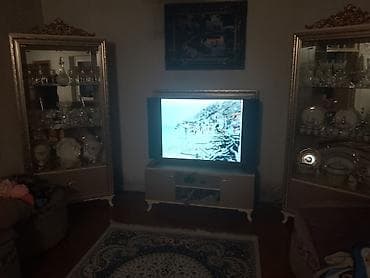Klassik üslubda qonaq otağı mebeli dəsti - 2 ədəd şüşə vitrin: yuxarı