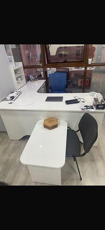 Ofis mebel dəsti - L‑şəkilli əsas iş masası: parlaq ağ səth, geniş iş