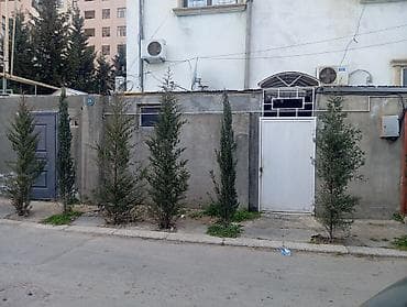 Bakixanov qəsəbəsinin mərkəzində, əsas yoldan cəmi 35 metr məsafədə