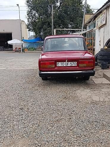 07 maşinlar: VAZ 2107, qırmızı sedan Xüsusiyyətlər: - Kuzov: 4 qapılı sedan — 7